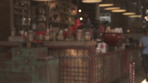 Με φόντο ένα ατμοσφαιρικό café. Bokeh — Αρχείο Βίντεο