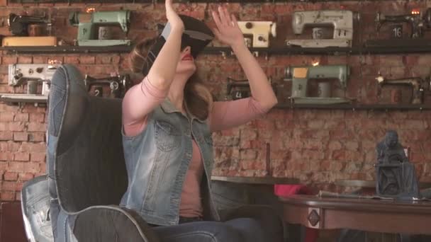 Femme utilise des lunettes de réalité virtuelle dans un café — Video