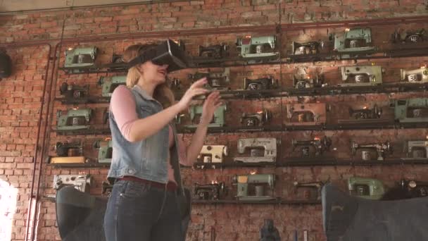 Mulher usa um óculos de realidade virtual no interior — Vídeo de Stock