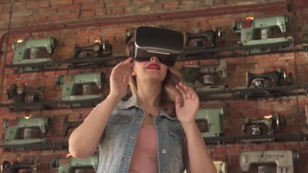 Mujer utiliza unas gafas de realidad virtual en el interior — Vídeo de stock
