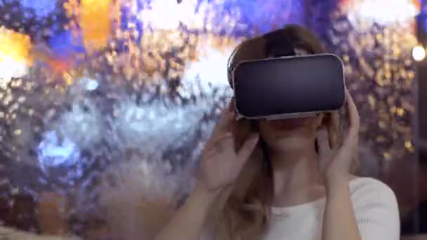 Женщина использует очки виртуальной реальности на абстрактном фоне — стоковое видео