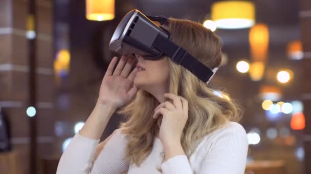 Mulher usa um óculos de realidade virtual em fundo abstrato — Vídeo de Stock