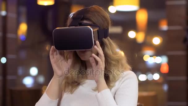 Mulher usa um óculos de realidade virtual em fundo abstrato — Vídeo de Stock