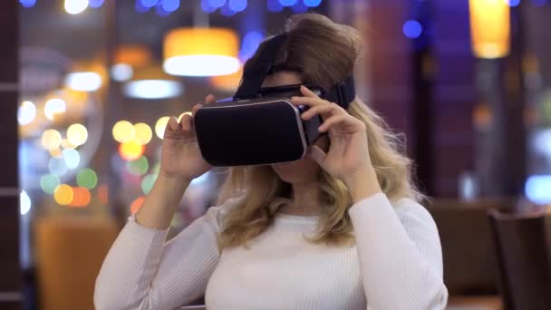 Vrouw maakt gebruik van een virtual reality-bril op abstracte achtergrond — Stockvideo