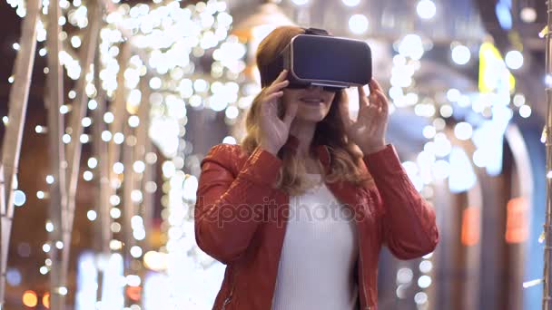 Mujer utiliza unas gafas de realidad virtual sobre fondo abstracto — Vídeos de Stock