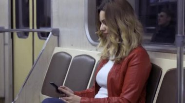 Cep telefonu metro arabadaki kızla