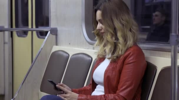 Chica con teléfono móvil en coche subterráneo — Vídeos de Stock