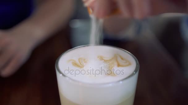 En el café con leche añadir el azúcar y mezclar — Vídeo de stock
