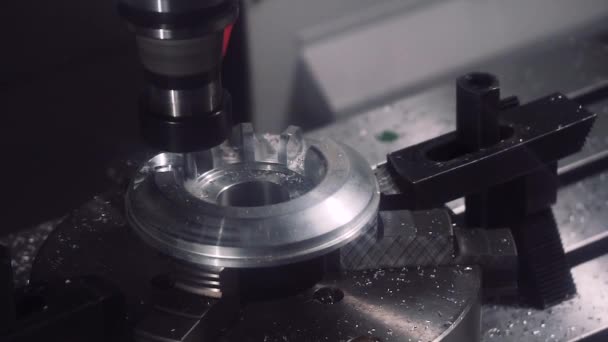 Fémmegmunkáló CNC marógép. Fémvágás modern feldolgozási technológia. — Stock videók