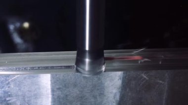 Metal atölyesinde kesti. Ağır sanayi modern bir araç. Yüksek hassasiyetli çelik parçaları imalatı. Kapalı süreç otomasyonu. Demir iskelet için otomatik çalışma. Bilgisayar cnc kadar kapatın