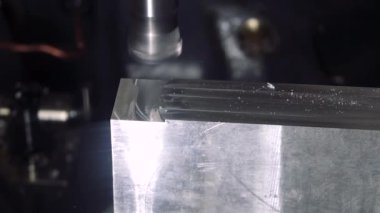 Bir otomatik freze tezgahı üzerinde alüminyum parçaların talaşlı imalat