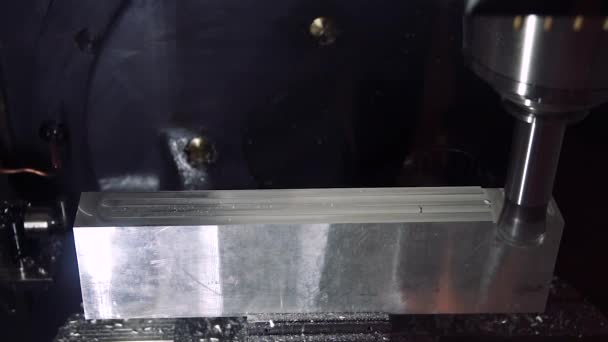 Automatiserad tillverkning av aluminiumdetaljer. Metallbearbetning Cnc fräsmaskin. Skära metall modern bearbetningsteknik. — Stockvideo