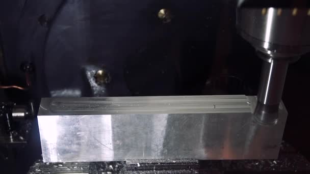 Geautomatiseerde productie van aluminium onderdelen. Metaalbewerking Cnc freesmachine. Snijden metaalverwerking moderne technologie. — Stockvideo