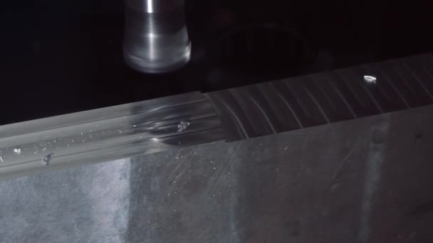 Automatické, výroba hliníku, kterou částí zblízka. Obrábění kovů Cnc frézka. Řezání kovů moderní technologie zpracování. — Stock video