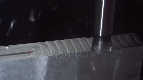 Высокотехнологичное производство алюминиевых деталей на компьютеризированном фрезерном станке — стоковое видео