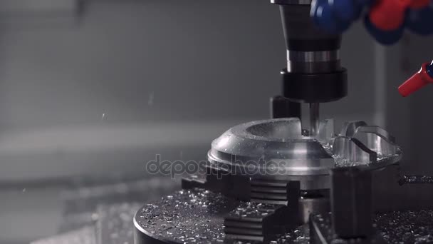 formes de fraisage perceuse à partir d'une pièce métallique sur une machine CNC 