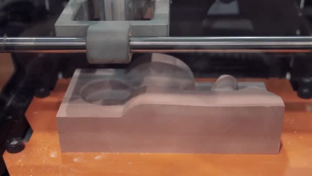 Печать с помощью пластиковой проволоки на 3D принтере. 3D пластиковый принтер, 3D печать — стоковое видео