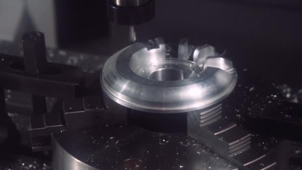 Fresadora CNC de metalurgia. Cortar metal moderna tecnología de procesamiento. — Vídeo de stock