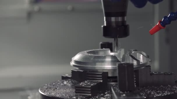 formes de fraisage perceuse à partir d'une pièce métallique sur une machine CNC 