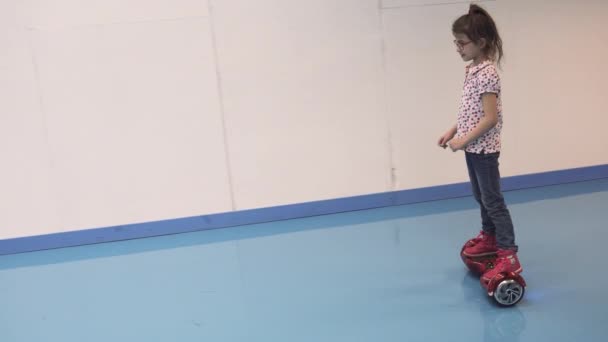 Їзда на Segway. Дитина вчиться їздити на hyroscooter — стокове відео