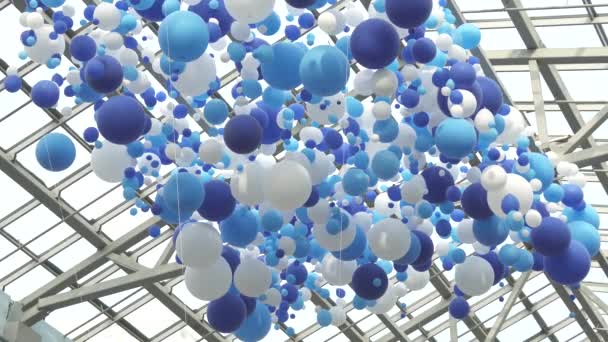 Witte en blauwe ballonnen in de lucht — Stockvideo