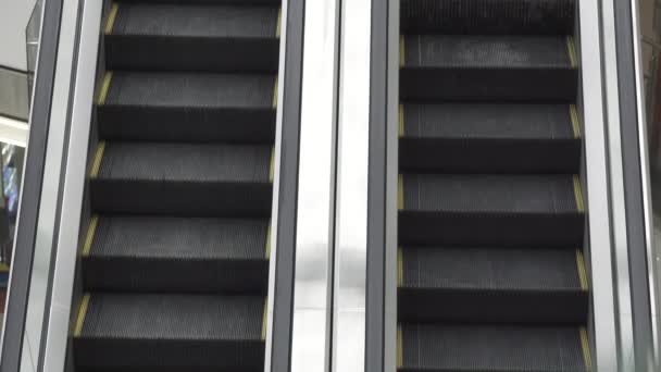 Pohyblivé eskalátoru nahoru a dolů, technická, elektrická, schodiště a eskalátory na veřejném prostranství — Stock video