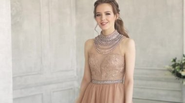 Abiye şenlikli makyaj ve saç modeli ile büyüleyici bir esmer portresi