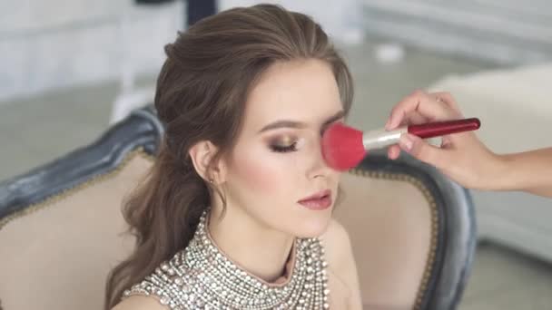 Mladá krásná dívka se chystá na večerní party. Okouzlující brunetka dělá make-up — Stock video