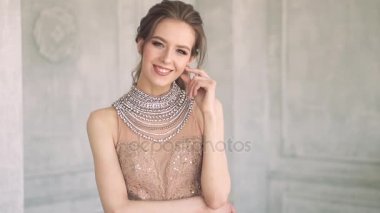 Festival makyaj ve saç modeli ile gece elbisesi içindeki genç çekici genç kız