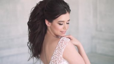 Neşeli genç kız kameraya poz. Akşam makyaj ve saç modeli akşam elbiseli kadın ile