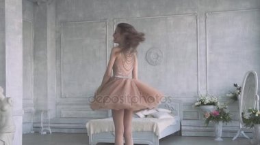 Sevimli ve çekici kız bir kokteyl elbise ve iyi eğlenceler