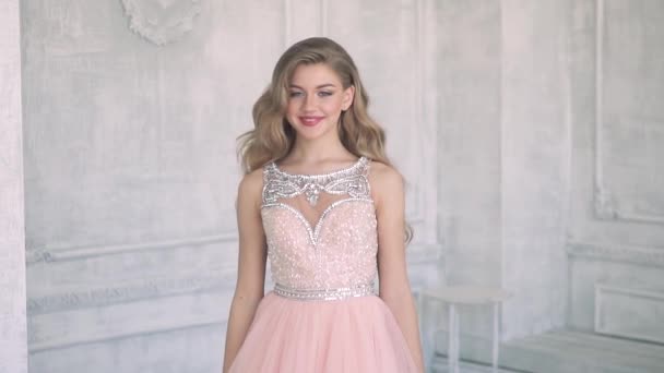 Портрет молодої привабливої молодої дівчини в вечірній сукні — стокове відео
