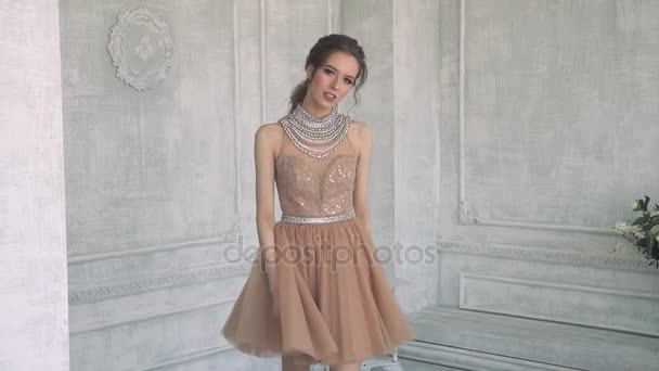 Retrato de joven atractiva chica en vestido de noche — Vídeo de stock