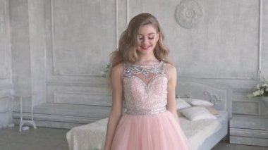 Çekici ve sevimli kız güzel bir elbise içinde poz