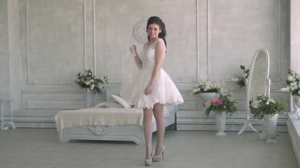 Sevimli ve çekici kız kokteyl elbise giymiş ve eğlenceli iplik — Stok video