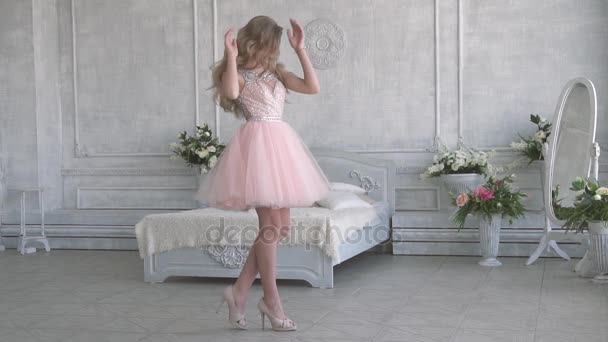 Atractiva y dulce chica va a fiesta y bailar en un hermoso vestido de noche — Vídeo de stock