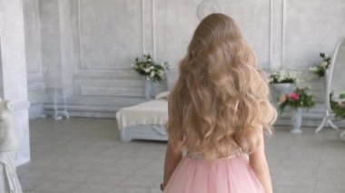 Çekici ve sevimli kız güzel bir elbise içinde poz