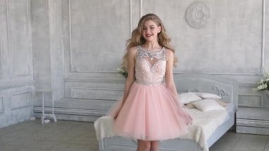 Çekici ve sevimli kız güzel bir elbise içinde poz