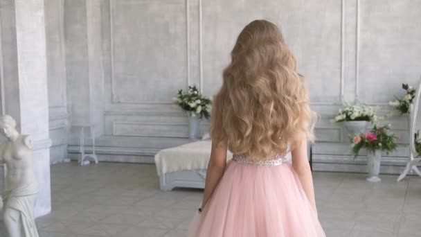 Muchacha atractiva y linda posando en un hermoso vestido — Vídeos de Stock