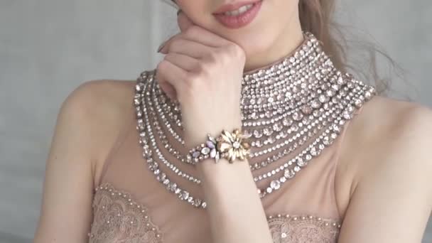 Porträt einer jungen attraktiven jungen Frau im Abendkleid — Stockvideo