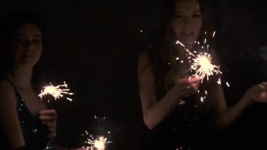 Maytap elinde bir partide dans çekici ve seksi kızlar