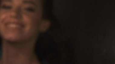 çekici kız bir çarpıcı gülümseme ve havai fişekleri ile partide dans eğlenceli