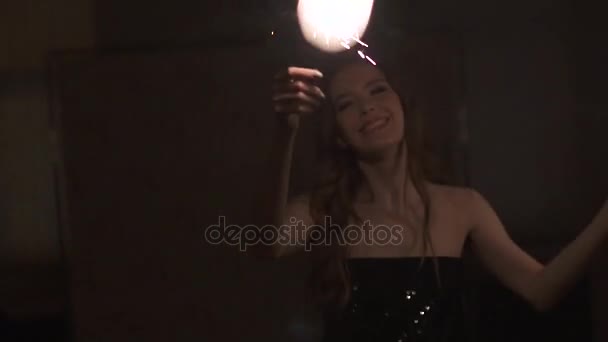 Sexy giovane ragazza divertirsi e ballare con scintille alla festa — Video Stock