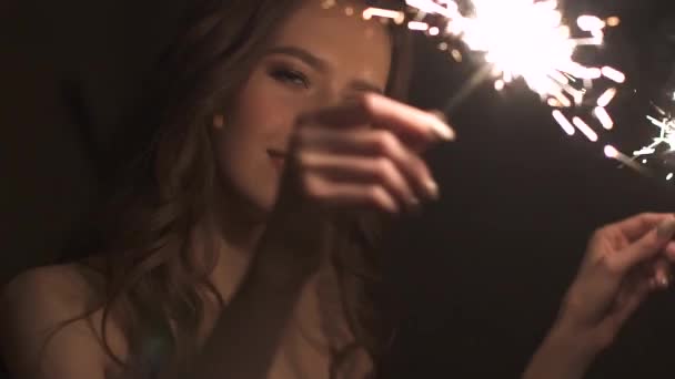 Retrato de menina atraente com sparklers. sexy menina dança — Vídeo de Stock