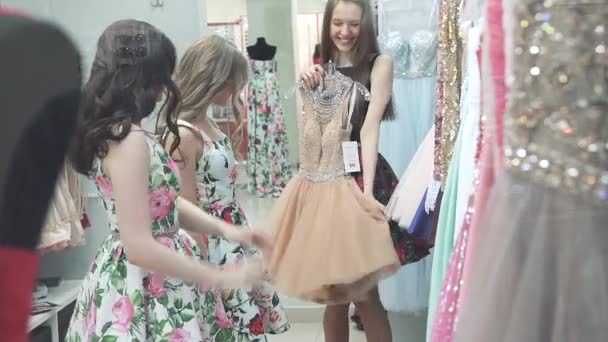 Najlepsi przyjaciele w centrum handlowym wybrać ich stroje i wypróbuj na pięknych sukien — Wideo stockowe