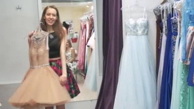 Güzel genç kız alışverişten zevk alır ve onun kıyafet kız arkadaşlarınıza gösterir