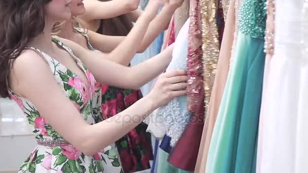 Chicas jóvenes tienda, elegir cosas y ver etiquetas de precios — Vídeos de Stock