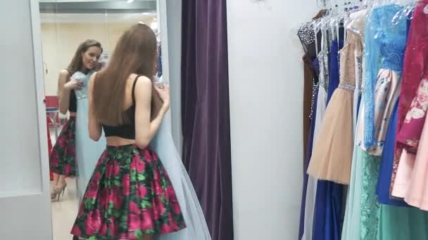 Charmantes Mädchen beim Anprobieren eines Kleides — Stockvideo