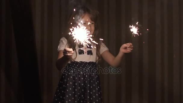 小女孩在假日是快乐和微笑持在手电光花 — 图库视频影像