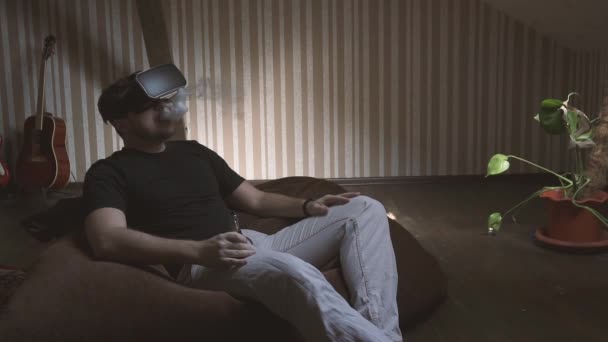 Молодой привлекательный мужчина, смотрящий фильм через очки виртуальной реальности. Медленное движение — стоковое видео